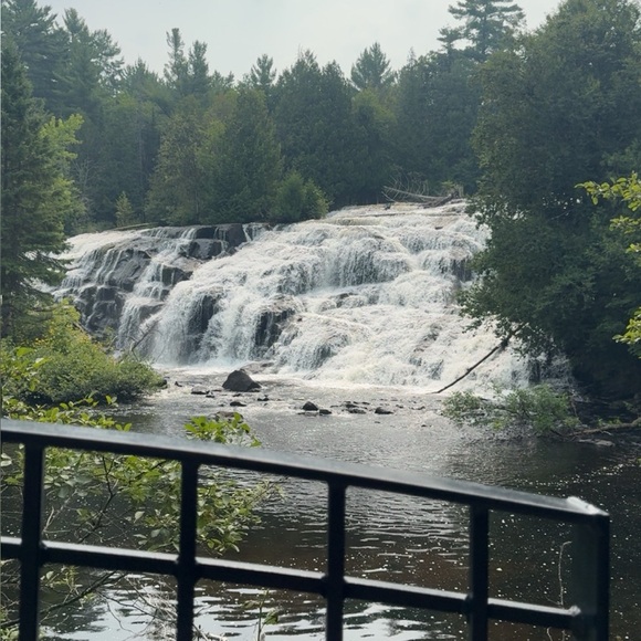 Meet your Posher, Laura - Picture 1 of 1